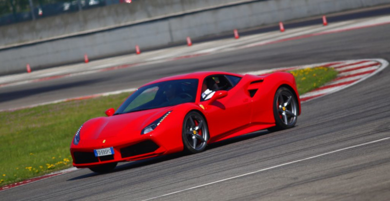 Il passaggio della vettura durante il test drive supercar Milano Ferrari 488 sul circuito automobilistico