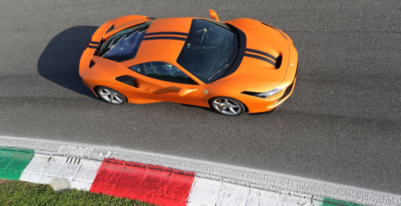 Ferrari F8 Tributo sfreccia davanti alle tribune durante il test drive supercar a Vairano