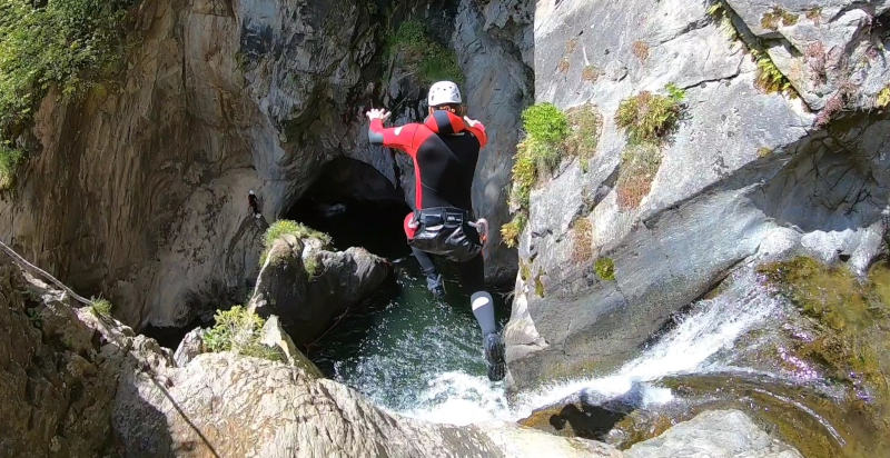 Salto emozionante nel fiume durante un’esperienza di canyoning