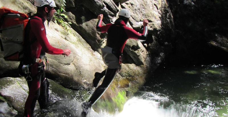 Salto emozionante in una pozza alpina durante il canyoning in Tirolo