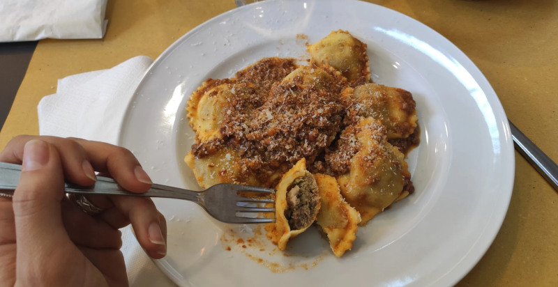 Assaggio di pasta tordelli di Lucca durante un tour gastronomico