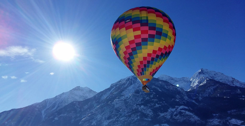 Volo in mongolfiera con vista su Torino e le Alpi