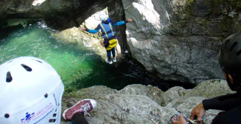 Salto tra le rocce durante un’attività di canyoning