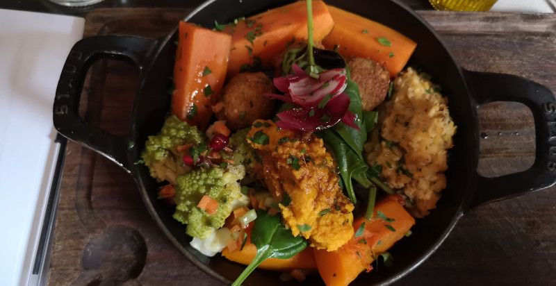 Piatto vegetariano di verdure di stagione a Bordeaux