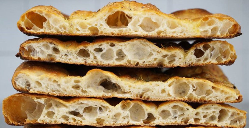 Pizza romana tradizionale appena sfornata