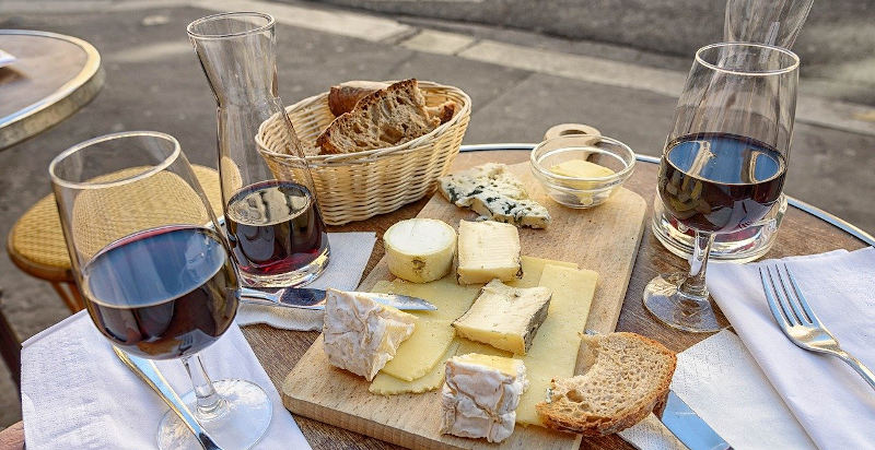 Aperitivo con salumi e formaggi tipici piemontesi