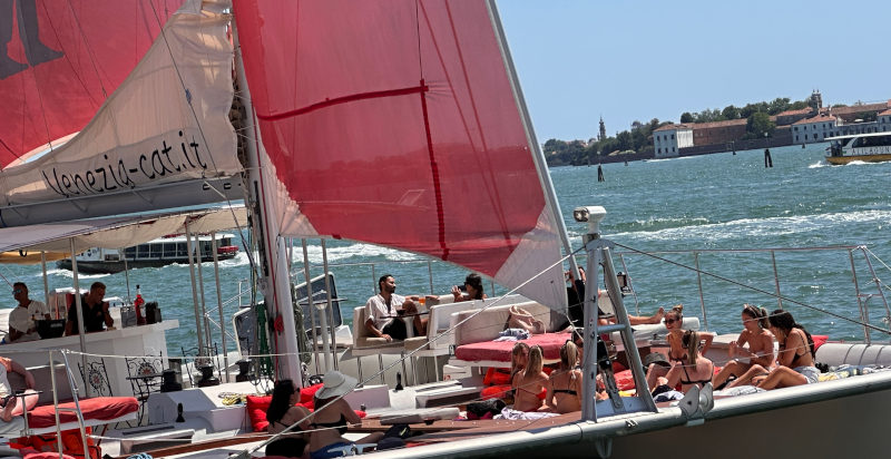 Navigazione nella laguna di Venezia a bordo di un elegante catamarano