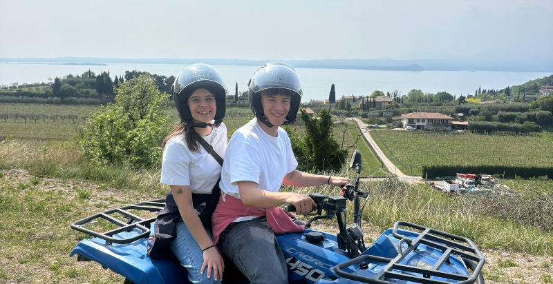 Vista panoramica del Lago di Garda durante il tour in quad tra le colline di Bardolino.