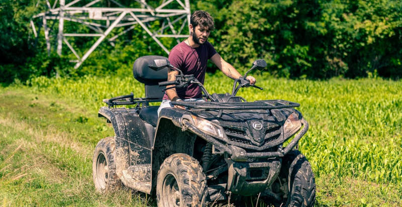 Quad in azione su terreno fangoso durante un tour nella campagna brianzola