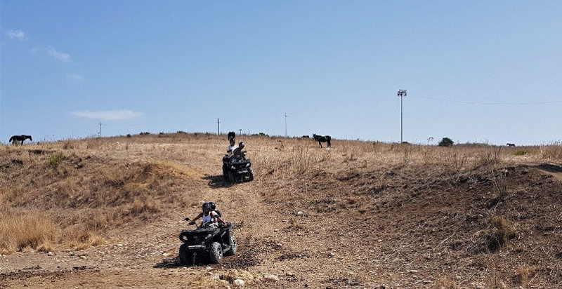 Gruppo di amici in quad nella natura selvaggia di Agrigento