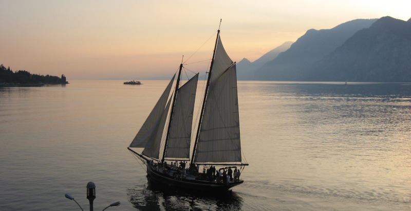 Tramonto mozzafiato su una barca a vela sul Lago di Garda