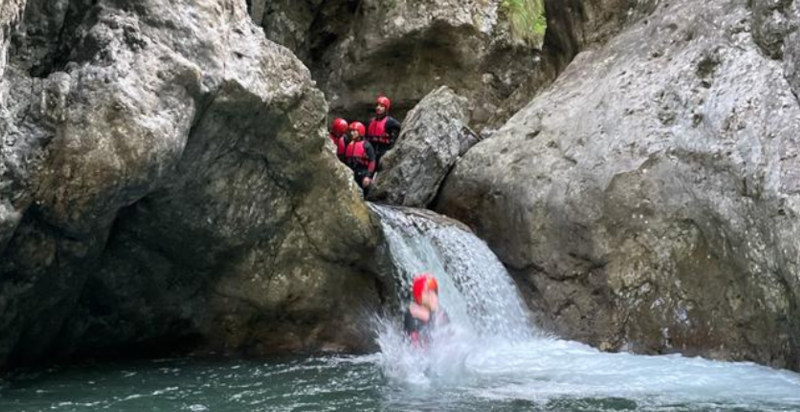 Trekking fluviale nelle Alpi della Val Brembana immersi nel verde