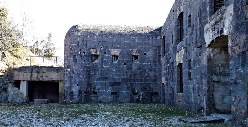 Fortezza austriaca lungo il trekking sul Monte Brione