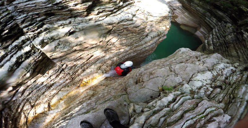 Esperienza canyoning Val Maggiore, tuffi e toboga
