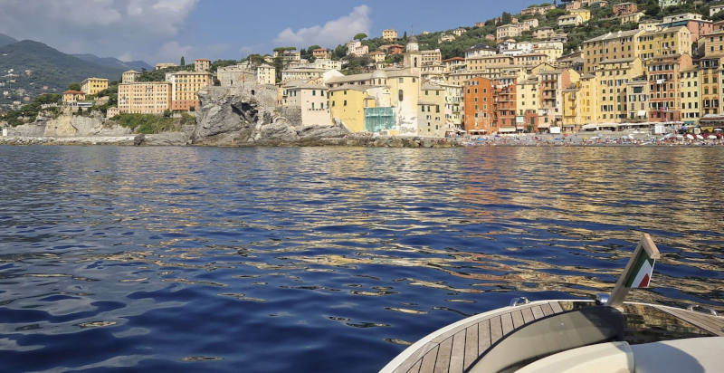Vista panoramica dalla barca durante un’escursione tra Portofino e Camogli