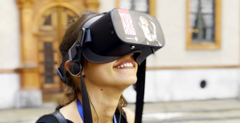 Utente con visore VR che esplora la vita e i luoghi di Verdi a Milano