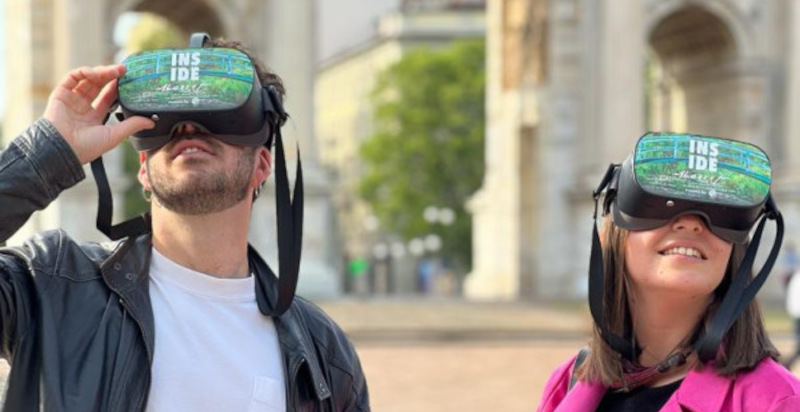 Utenti con visore VR che esplora l’esperienza artistica di Monet a Torino