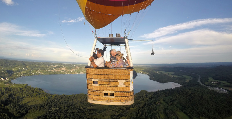 Mongolfiera sopra i vigneti del Canavese