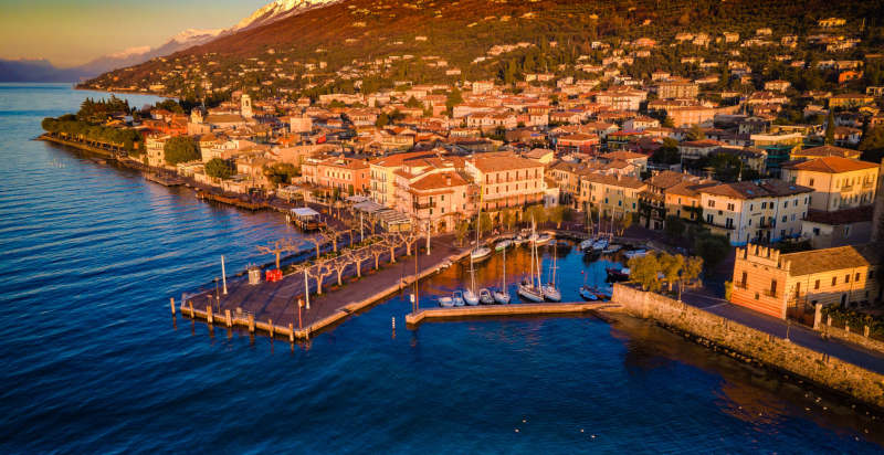 Spettacolare vista aerea del Lago di Garda da un elicottero