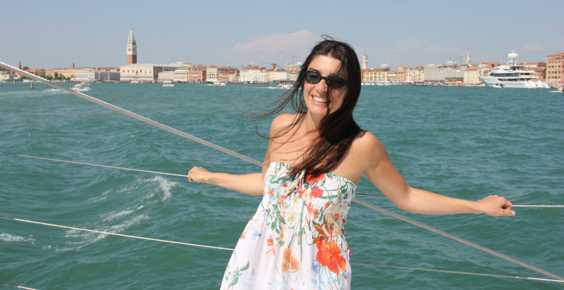 Panorama mozzafiato di Venezia durante un tour in catamarano