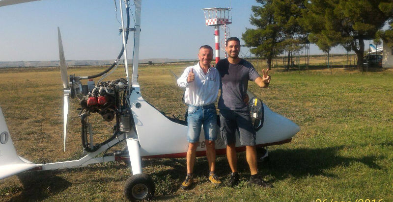 Partecipanti sorridenti volo in autogiro Basilicata