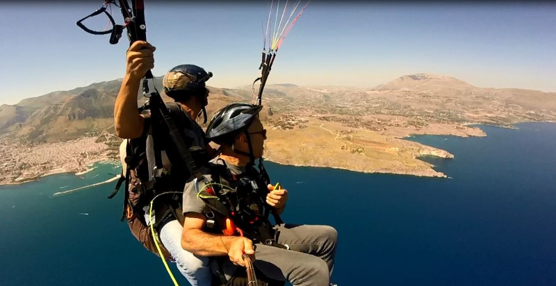 Volo in parapendio sopra Eraclea Minoa con vista mozzafiato sulla Sicilia