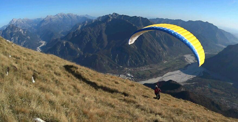 Decollo e volo in parapendio a Sigillo, con splendidi paesaggi umbri
