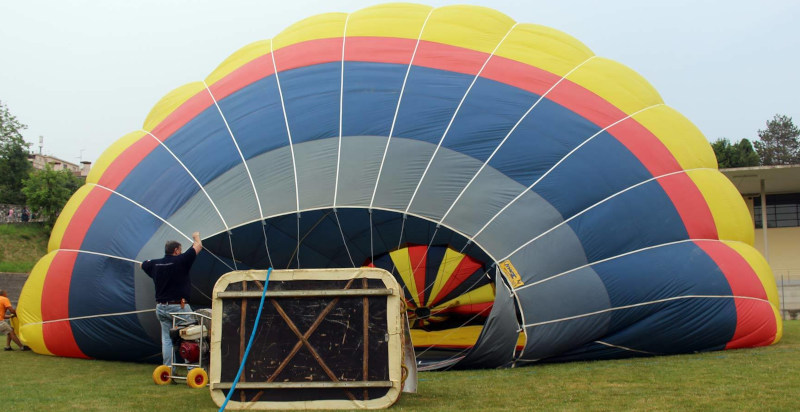 Preparazione per il volo in mongolfiera nel cielo di Udine