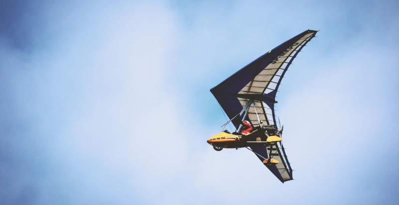 Deltaplano a motore in volo sopra i cieli nei dintorni di Milano