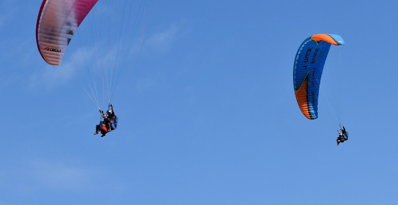 Esperienza di volo biposto in parapendio a Monopoli con vista panoramica sul mare Adriatico