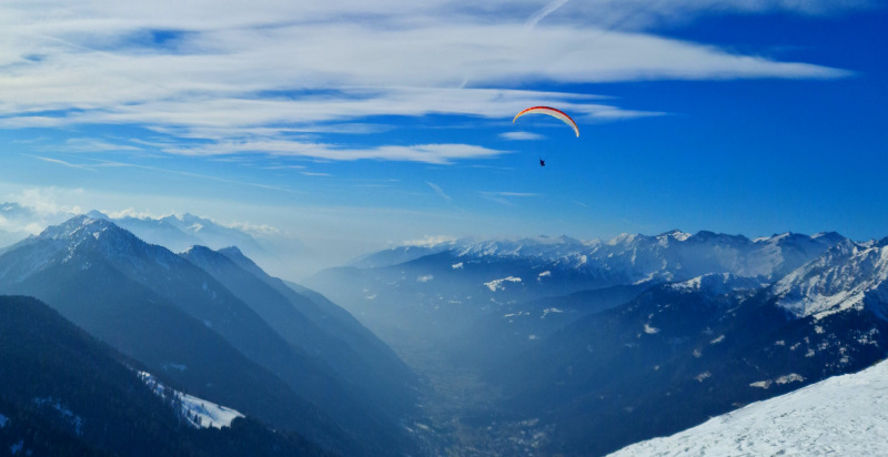 Parapendio a Pinzolo con vista panoramica sulle Alpi