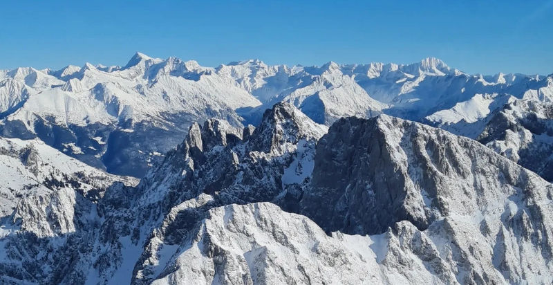 Volo panoramico sopra la Val Formica, montagna veneta