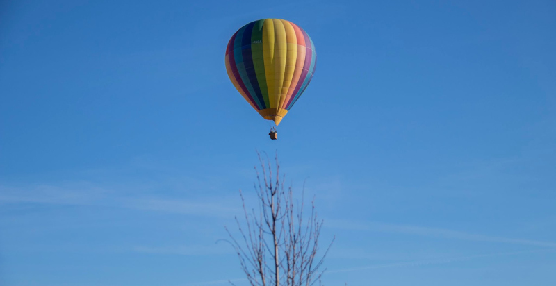 Mongolfiera sorvola la campagna attorno a Reggio Emilia