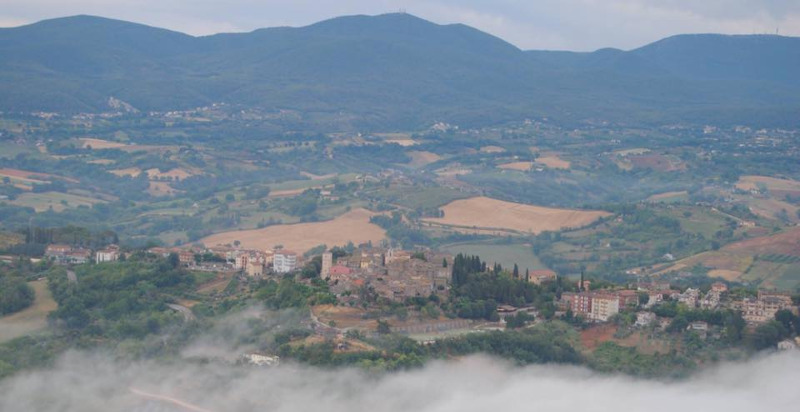 Paesaggio panoramico della campagna romana in mongolfiera