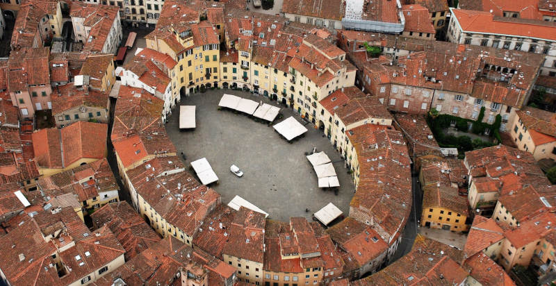 Volo in mongolfiera a Lucca con vista panoramica sulle mura storiche