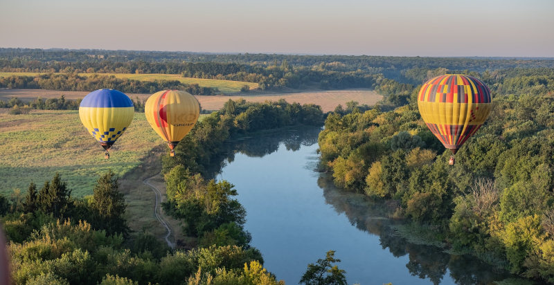 Panorama aereo di Padova con mongolfiera che sorvola il verde rigoglioso