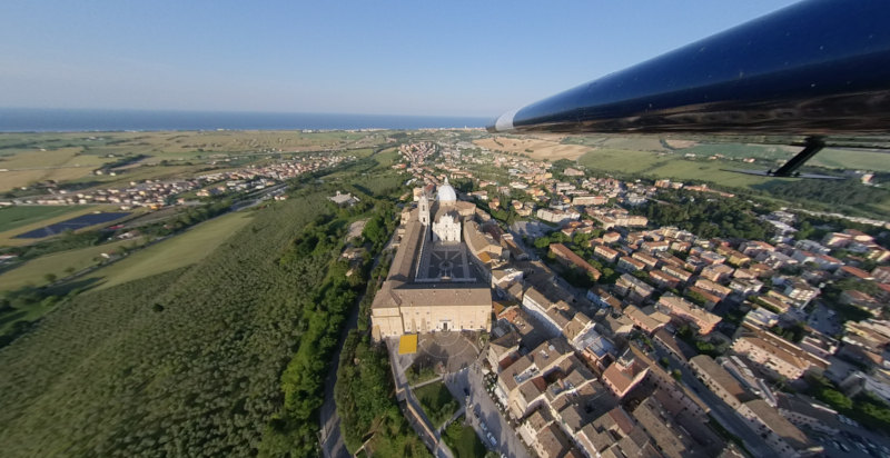 Panorami delle colline marchigiane durante un volo in aeroplano