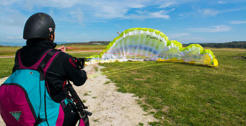 Decollo in parapendio ad Alghero, ammirando le spiagge dorate e le acque cristalline