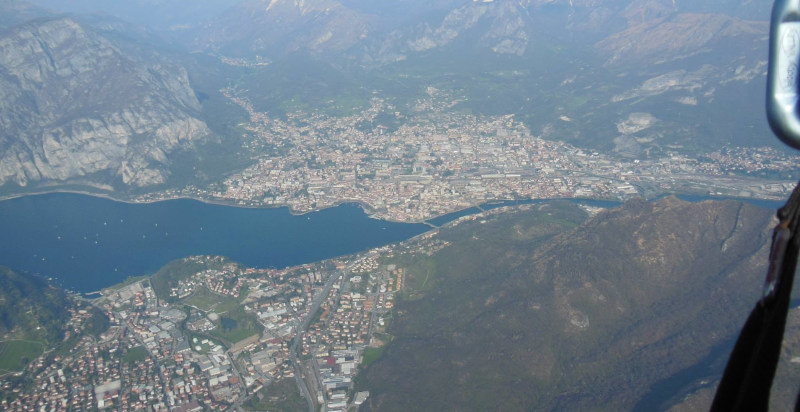 Parapendio in Lombardia con vista mozzafiato sui laghi