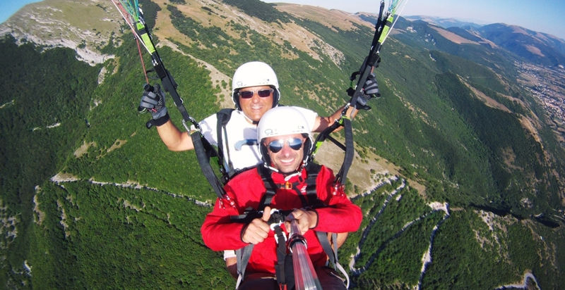 Volo in parapendio biposto sopra Monte Gemmo nelle Marche con vista panoramica