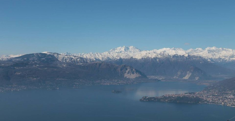 Parapendio su correnti termiche al Lago Maggiore