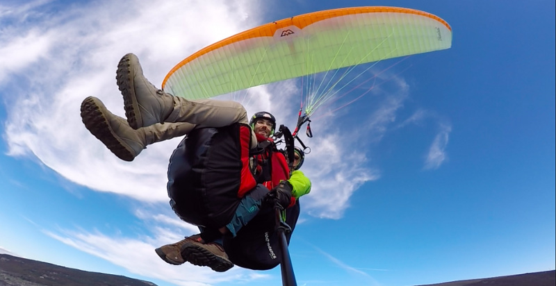 Scopri le Marche dall'alto con un emozionante volo in parapendio biposto