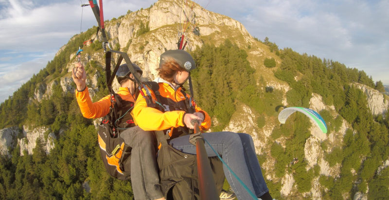 Vista panoramica della Val d'Adige durante un volo in parapendio