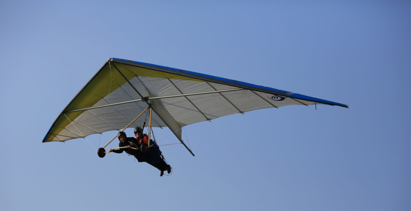 Volo biposto in deltaplano sopra il lago Maggiore