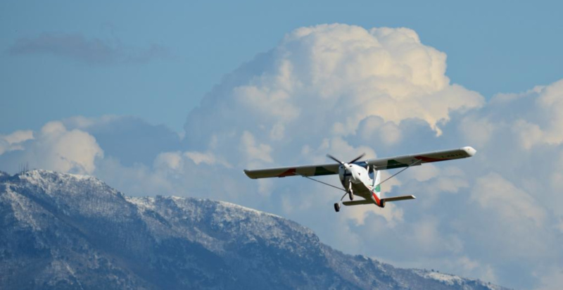 Aeroplano biposto in volo sui cieli di Viterbo con vista panoramica sulla Tuscia