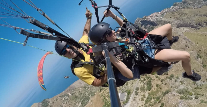Vista mozzafiato di Gallodoro dal parapendio