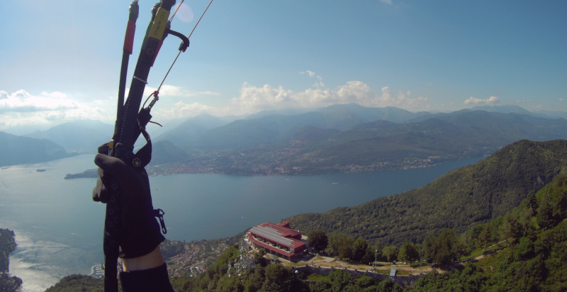 Volo panoramico in parapendio sul Lago Maggiore