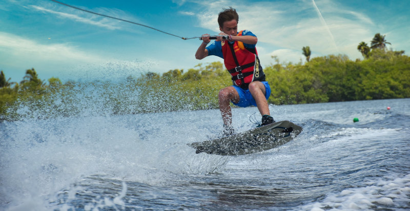 Adrenalina e divertimento con il wakeboard sulla costa di Badolato Marina in Calabria