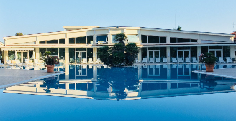 Piscina termale riscaldata immersa nel parco dell’hotel