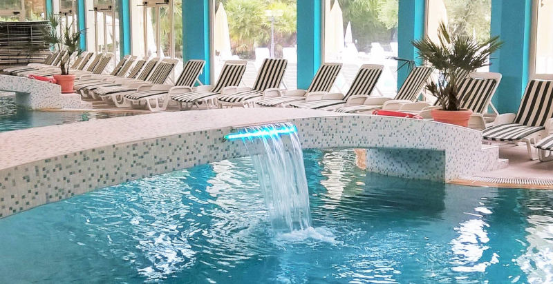 Piscina coperta con acqua termale all’interno dell’hotel